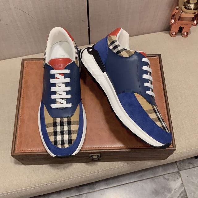 New: Factory price: Burberry's latest popular casual shoes, top brand luxury~purchasing agent, top quality~quality. The shoe upper is made of imported breathable cowhide with breathable sheepskin material, and the foot pads are finely crafted. Origin