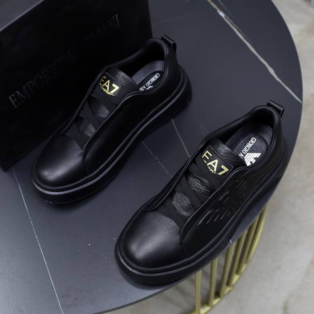 Brand: Armani ARM NI Standard Code: 38-44 45 Customization Level: Same as on official website Material: Original cowhide fabric Comfortable cowhide lining Lightweight and wear-resistant outsole Style Category: Men's fashion casual shoes Running sport