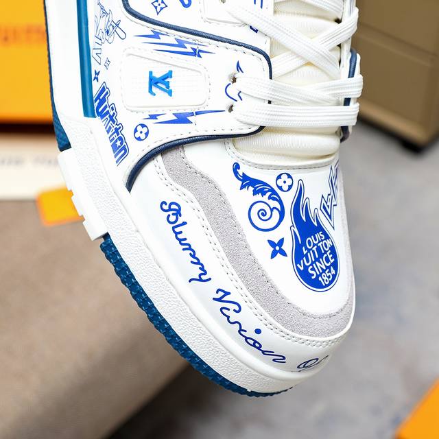 Top version LV Louis Vuitton casual sports shoes original 1:1 development replica!! The upper of the shoe is very comfortable and finely crafted. It is made of imported Italian top layer cowhide and the original brand mesh PU padding, providing a sup