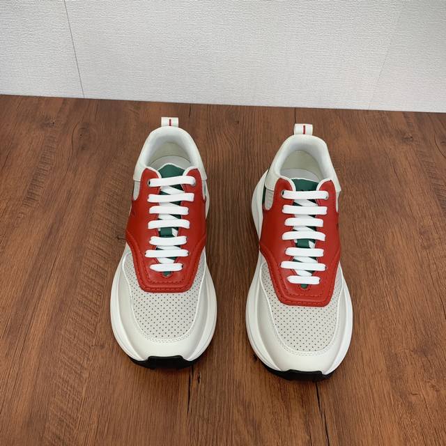 Prada men's leather casual sports shoes are a hot commodity in Dongguan! Using imported solid color calf leather with mesh cowhide upper, three-dimensional geometric segmentation, precision manufacturing, uniform stitching, clear leather texture, mul