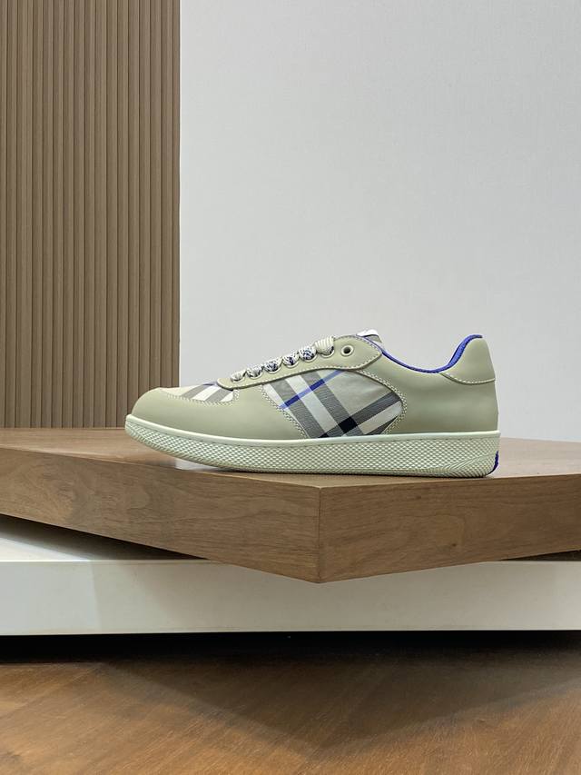 Burberry's new warhorse plaid casual sports shoes, brand new terrace casual sports shoes, Burberry's classic original super comfortable shoes, knight blue non slip sole, finally saw the latest diagonal plaid sports shoes. The color is really beautifu