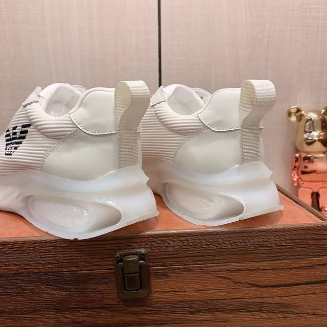 New: Factory price: Armani Armani * latest popular casual shoes, top brand luxury~purchasing agent, top~quality. The shoe upper is made of imported breathable cowhide with breathable sheepskin material, and the foot pads are finely crafted. Original 