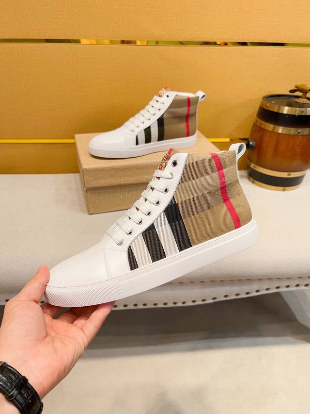 The new casual sports men's shoes from Velvet Carpi Burberry are designed in a fashionable Milan fashion with perfect workmanship. The original replica of the knight pattern is made of soft and comfortable cowhide material, and the warm fur lining is
