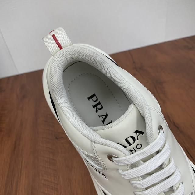 Prada men's leather mesh casual sports shoes are a hot commodity in Dongguan! Adopting imported calf leather splicing fabric mesh upper, geometric segmentation, precision manufacturing, uniform stitching, clear leather texture, fashionable and genero