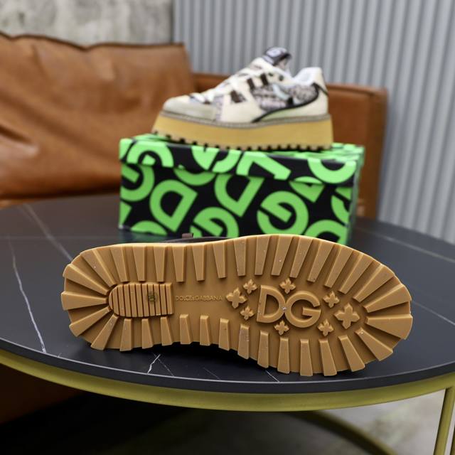 Official website synchronization, couple style DOLCE