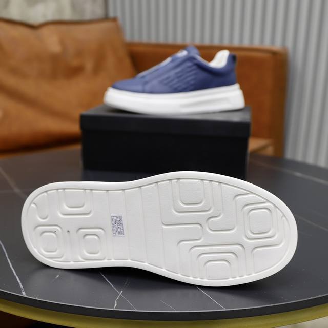 Brand: Armani ARM NI Standard Code: 38-44 45 Customization Level: Same as on official website Material: Original cowhide fabric Comfortable cowhide lining Lightweight and wear-resistant outsole Style Category: Men's fashion casual shoes Running sport