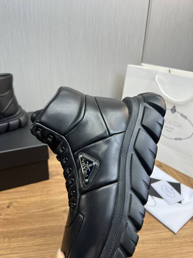 Factory price Prada new men's leather high top casual sports shoes adopt imported smooth calf leather upper with delicate, soft and glossy leather texture, classic triangular enamel metal logo embellishment, side sports shoes, low top lace up style f