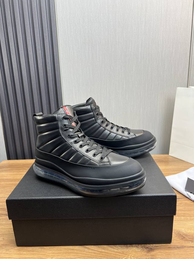Factory price Prada leather, pure original leather cushion high top boots made of imported Napa cowhide with open edges and shiny leather, featuring classic red PRAD letter badges on the tongue, showcasing the brand's style. Geometric cutting