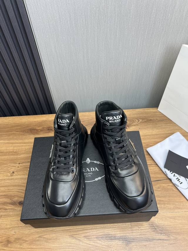 Factory price Prada new men's leather high top casual sports shoes adopt imported smooth calf leather upper with delicate, soft and glossy leather texture, classic triangular enamel metal logo embellishment, side sports shoes, low top lace up style f