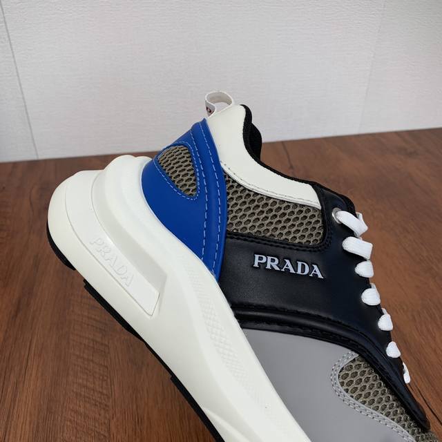 Prada men's leather mesh casual sports shoes are a hot commodity in Dongguan! Adopting imported calf leather splicing fabric mesh upper, geometric segmentation, precision manufacturing, uniform stitching, clear leather texture, fashionable and genero