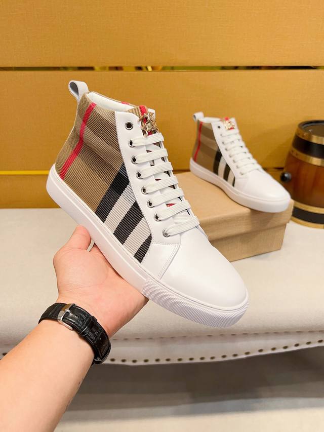 The new casual sports men's shoes from Velvet Carpi Burberry are designed in a fashionable Milan fashion with perfect workmanship. The original replica of the knight pattern is made of soft and comfortable cowhide material, and the warm fur lining is