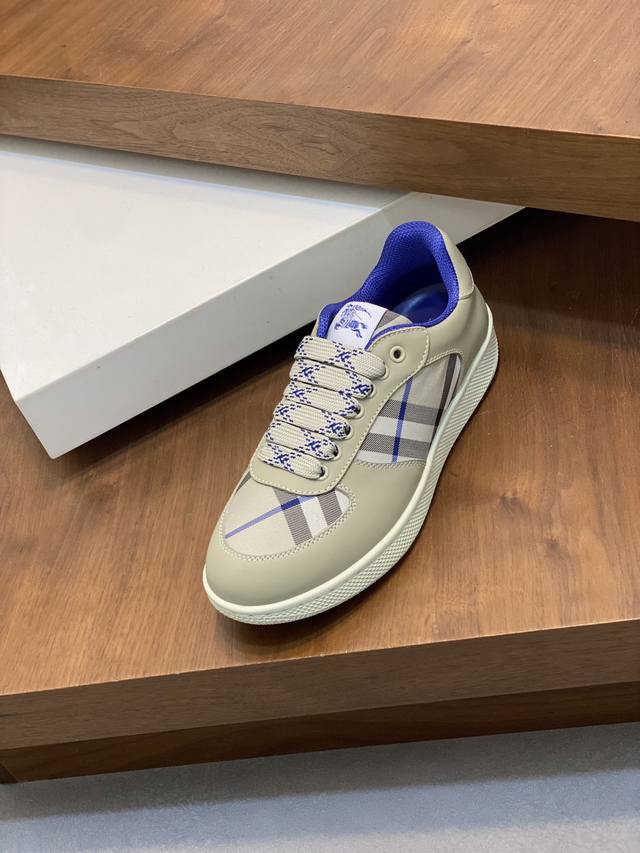 Burberry's new warhorse plaid casual sports shoes, brand new terrace casual sports shoes, Burberry's classic original super comfortable shoes, knight blue non slip sole, finally saw the latest diagonal plaid sports shoes. The color is really beautifu