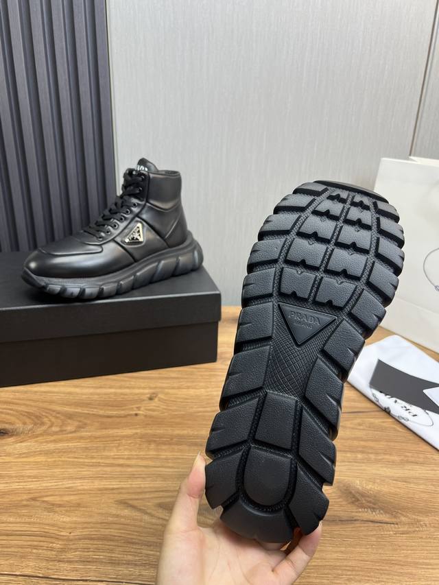 Factory price Prada new men's leather high top casual sports shoes adopt imported smooth calf leather upper with delicate, soft and glossy leather texture, classic triangular enamel metal logo embellishment, side sports shoes, low top lace up style f