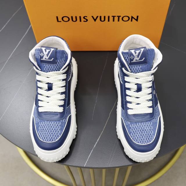 The official price of the new Louis Vuitton * L * V SPACE Lander casual shoes from LV is RMB. This casual shoe comes from the 2024 early autumn series and is made of Monoarm denim fabric. The official price of the new Louis Vuitton * L * V SPACE Land