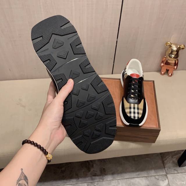 New: Factory price: Burberry's latest popular casual shoes, top brand luxury~purchasing agent, top quality~quality. The shoe upper is made of imported breathable cowhide with breathable sheepskin material, and the foot pads are finely crafted. Origin