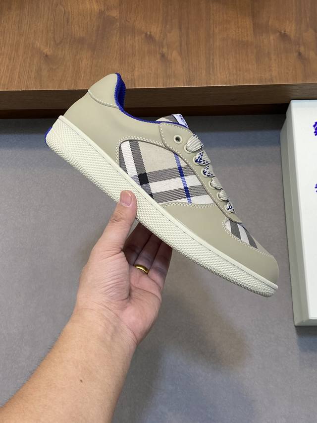 Burberry's new warhorse plaid casual sports shoes, brand new terrace casual sports shoes, Burberry's classic original super comfortable shoes, knight blue non slip sole, finally saw the latest diagonal plaid sports shoes. The color is really beautifu