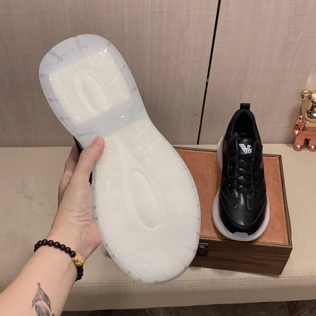 New: Factory price: Armani Armani * latest popular casual shoes, top brand luxury~purchasing agent, top~quality. The shoe upper is made of imported breathable cowhide with breathable sheepskin material, and the foot pads are finely crafted. Original 