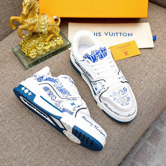 Top version LV Louis Vuitton casual sports shoes original 1:1 development replica!! The upper of the shoe is very comfortable and finely crafted. It is made of imported Italian top layer cowhide and the original brand mesh PU padding, providing a sup