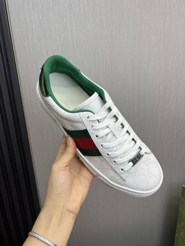 Factory price GUCCI Gucci Classic hot selling white shoes all year round. Standard sizes: women's sizes 35-40, men's sizes 38-44, women's and men's sizes 45. Customizable levels: official website. Original order quality material: original leather, or