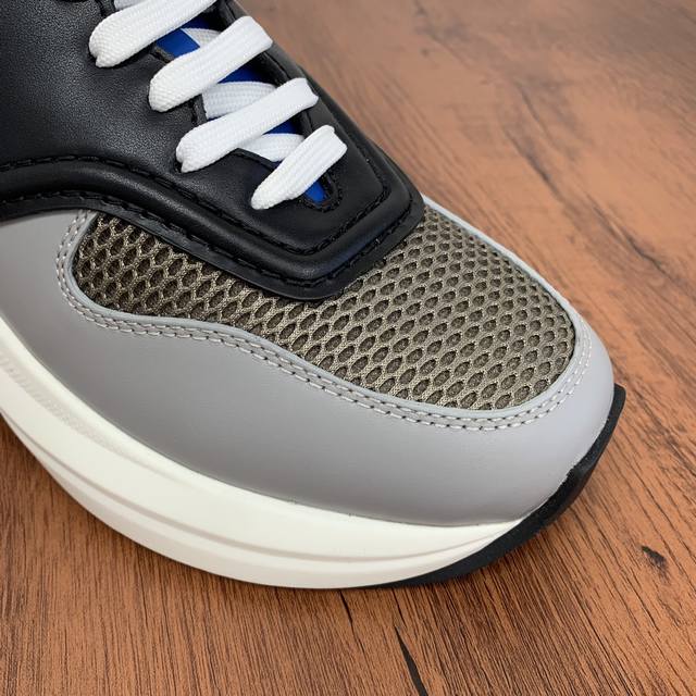 Prada men's leather mesh casual sports shoes are a hot commodity in Dongguan! Adopting imported calf leather splicing fabric mesh upper, geometric segmentation, precision manufacturing, uniform stitching, clear leather texture, fashionable and genero