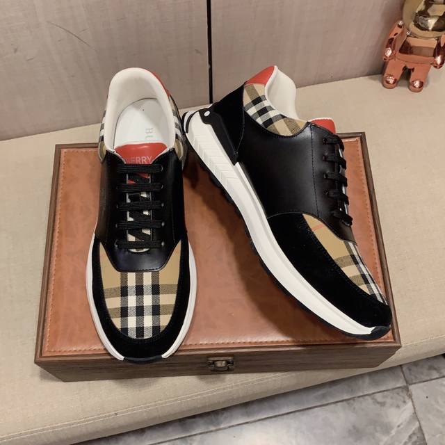 New: Factory price: Burberry's latest popular casual shoes, top brand luxury~purchasing agent, top quality~quality. The shoe upper is made of imported breathable cowhide with breathable sheepskin material, and the foot pads are finely crafted. Origin