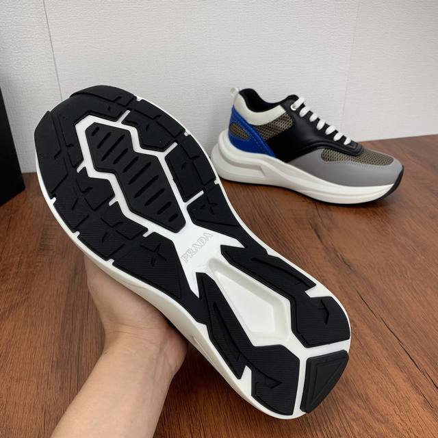 Prada men's leather mesh casual sports shoes are a hot commodity in Dongguan! Adopting imported calf leather splicing fabric mesh upper, geometric segmentation, precision manufacturing, uniform stitching, clear leather texture, fashionable and genero