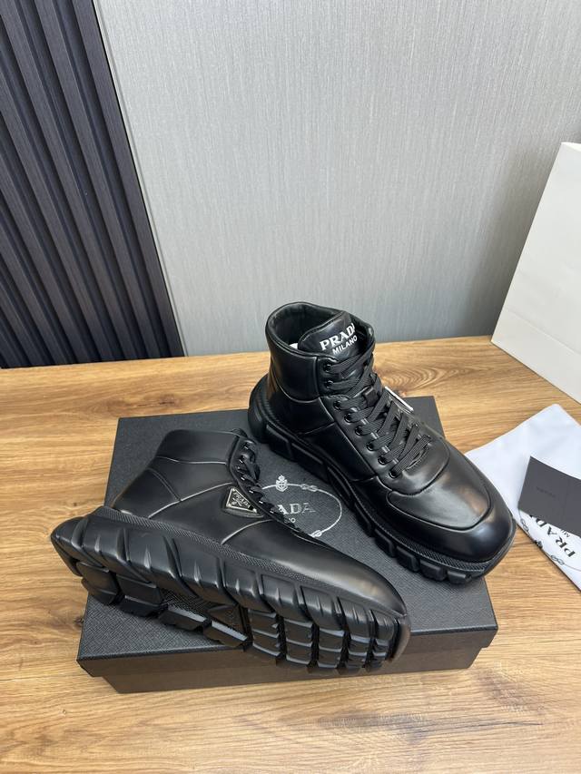 Factory price Prada new men's leather high top casual sports shoes adopt imported smooth calf leather upper with delicate, soft and glossy leather texture, classic triangular enamel metal logo embellishment, side sports shoes, low top lace up style f