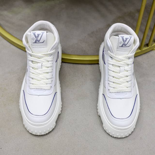 The official price of the new Louis Vuitton * L * V SPACE Lander casual shoes from LV is RMB. This casual shoe comes from the 2024 early autumn series and is made of Monoarm denim fabric. The official price of the new Louis Vuitton * L * V SPACE Land