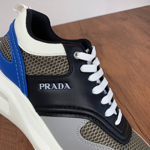 Prada men's leather mesh casual sports shoes are a hot commodity in Dongguan! Adopting imported calf leather splicing fabric mesh upper, geometric segmentation, precision manufacturing, uniform stitching, clear leather texture, fashionable and genero