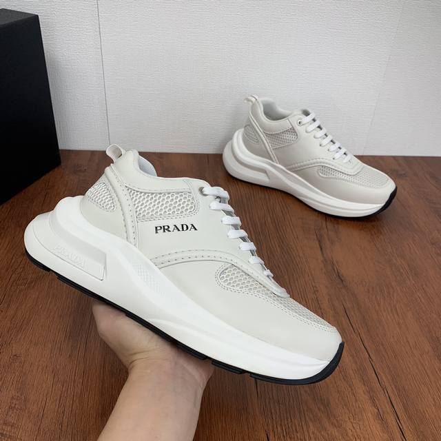 Prada men's leather mesh casual sports shoes are a hot commodity in Dongguan! Adopting imported calf leather splicing fabric mesh upper, geometric segmentation, precision manufacturing, uniform stitching, clear leather texture, fashionable and genero