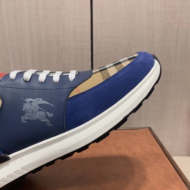 New: Factory price: Burberry's latest popular casual shoes, top brand luxury~purchasing agent, top quality~quality. The shoe upper is made of imported breathable cowhide with breathable sheepskin material, and the foot pads are finely crafted. Origin