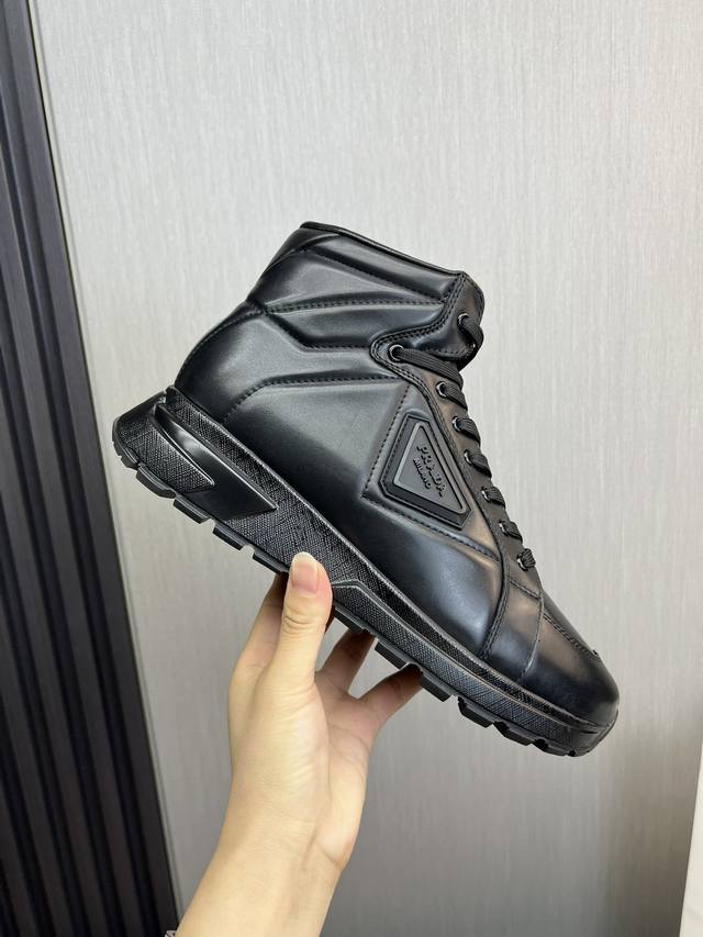 Factory price Prada new men's leather high top casual sports shoes adopt imported smooth calf leather upper with delicate, soft and glossy leather texture, classic triangular enamel metal logo embellishment, side sports shoes, low top lace up style f