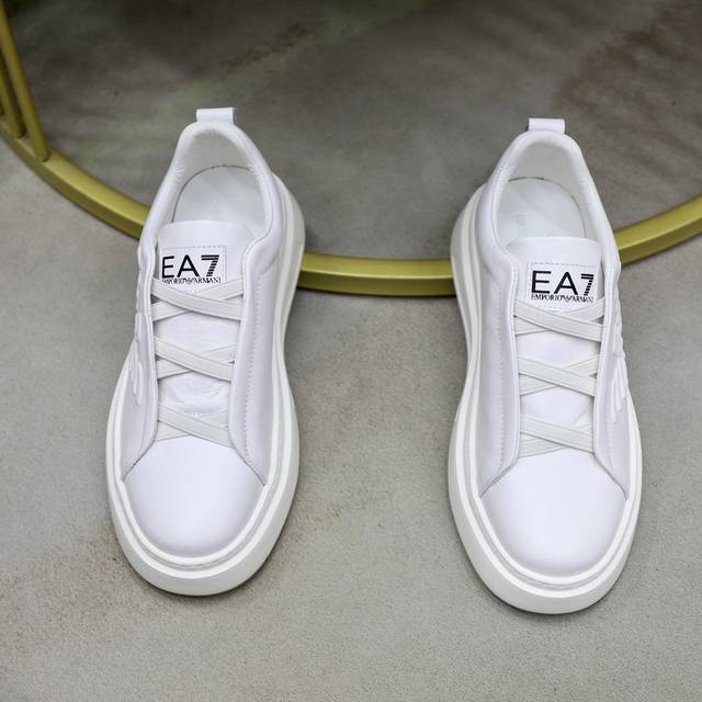 Brand: Armani ARM NI Standard Code: 38-44 45 Customization Level: Same as on official website Material: Original cowhide fabric Comfortable cowhide lining Lightweight and wear-resistant outsole Style Category: Men's fashion casual shoes Running sport