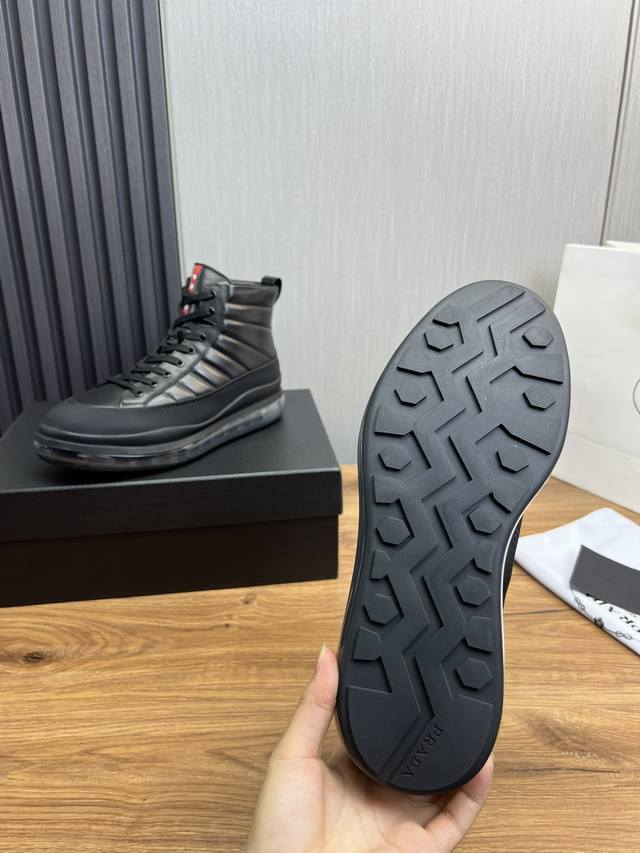 Factory price Prada leather, pure original leather cushion high top boots made of imported Napa cowhide with open edges and shiny leather, featuring classic red PRAD letter badges on the tongue, showcasing the brand's style. Geometric cutting