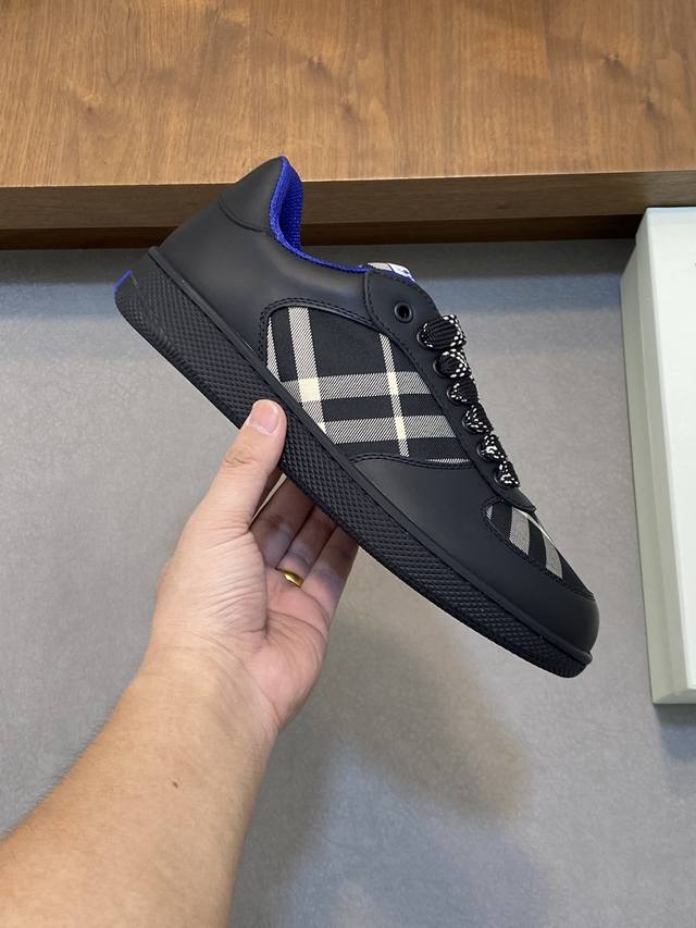Burberry's new warhorse plaid casual sports shoes, brand new terrace casual sports shoes, Burberry's classic original super comfortable shoes, knight blue non slip sole, finally saw the latest diagonal plaid sports shoes. The color is really beautifu
