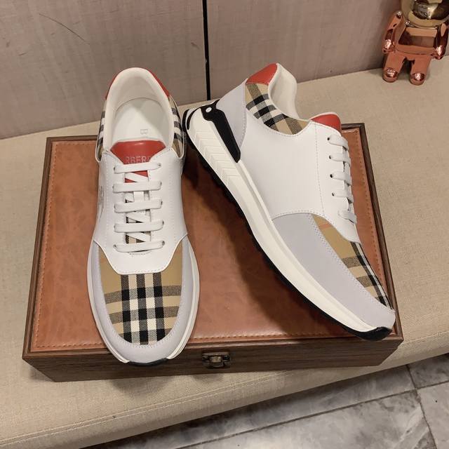 New: Factory price: Burberry's latest popular casual shoes, top brand luxury~purchasing agent, top quality~quality. The shoe upper is made of imported breathable cowhide with breathable sheepskin material, and the foot pads are finely crafted. Origin