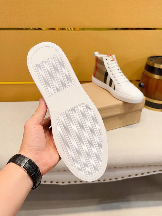 The new casual sports men's shoes from Velvet Carpi Burberry are designed in a fashionable Milan fashion with perfect workmanship. The original replica of the knight pattern is made of soft and comfortable cowhide material, and the warm fur lining is