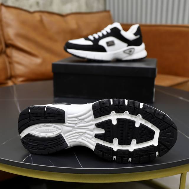 Brand: Armani ARM NI Standard Code: 38-44 45 Customized Grade: Same as on official website Material: Original fabric Comfortable and breathable inner foam Lightweight and wear-resistant outsole Style Category: Men's fashion casual shoes Running sport