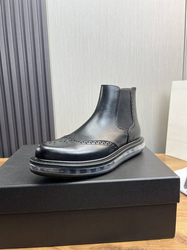 Factory price Prad * Prada pure original glossy leather air cushioned short boots for men Chelsea boots are made of imported open edge bead glossy leather, with geometric cutting, imported locomotive precision stitching and splicing, high-precision c