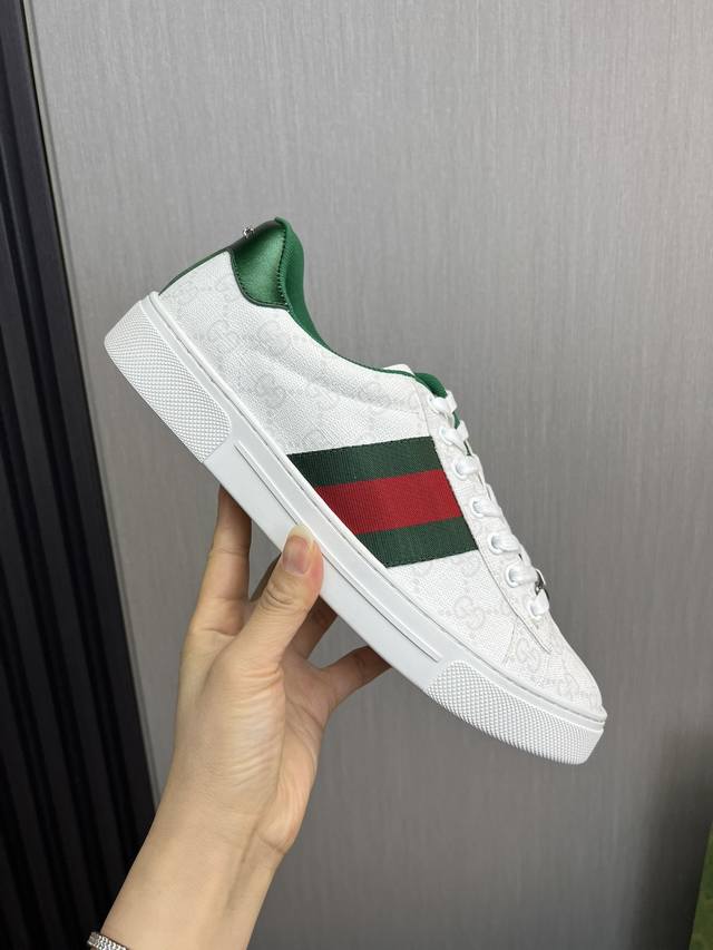 Factory price GUCCI Gucci Classic hot selling white shoes all year round. Standard sizes: women's sizes 35-40, men's sizes 38-44, women's and men's sizes 45. Customizable levels: official website. Original order quality material: original leather, or