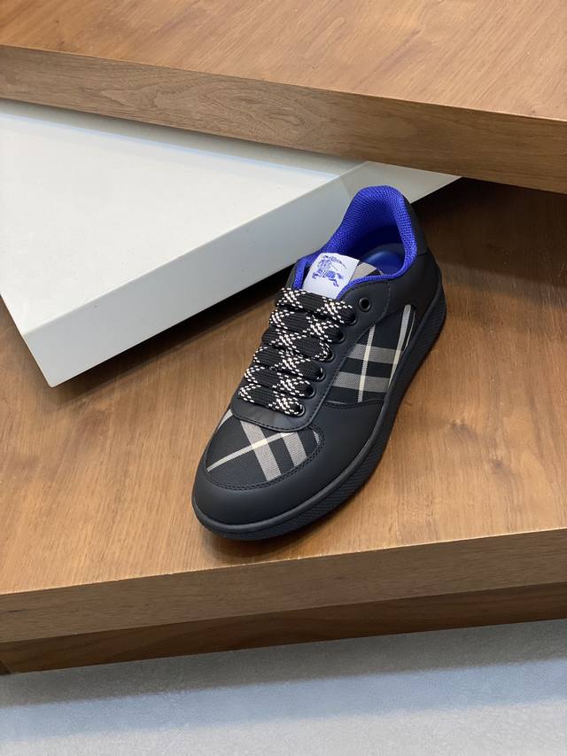 Burberry's new warhorse plaid casual sports shoes, brand new terrace casual sports shoes, Burberry's classic original super comfortable shoes, knight blue non slip sole, finally saw the latest diagonal plaid sports shoes. The color is really beautifu