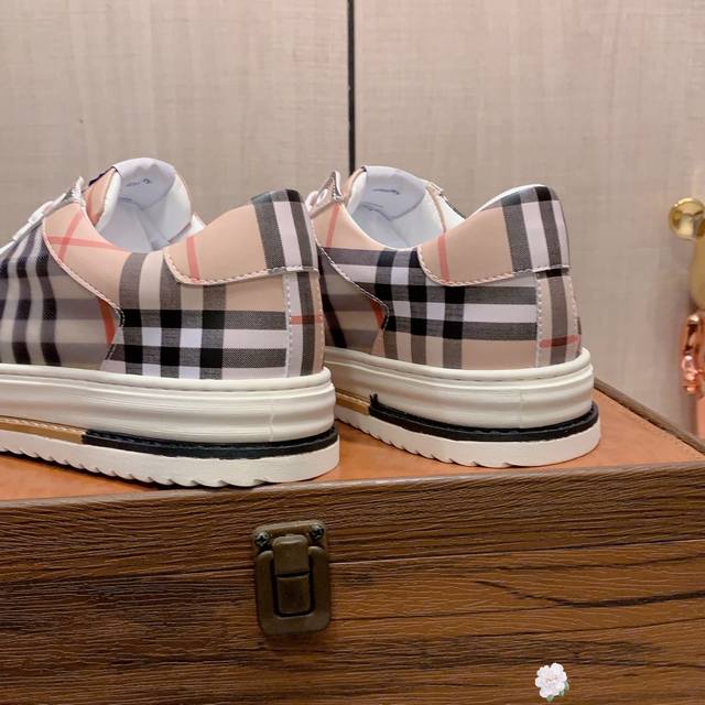 New: Factory price: Burberry's latest popular casual shoes, top brand luxury~purchasing agent, top quality~quality. The shoe upper is made of imported breathable cowhide with breathable sheepskin material, and the foot pads are finely crafted. Origin
