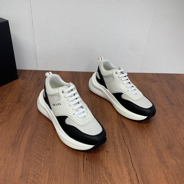 Prada men's leather mesh casual sports shoes are a hot commodity in Dongguan! Adopting imported calf leather splicing fabric mesh upper, geometric segmentation, precision manufacturing, uniform stitching, clear leather texture, fashionable and genero