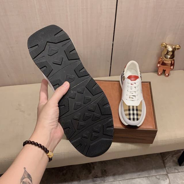 New: Factory price: Burberry's latest popular casual shoes, top brand luxury~purchasing agent, top quality~quality. The shoe upper is made of imported breathable cowhide with breathable sheepskin material, and the foot pads are finely crafted. Origin