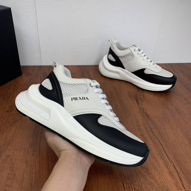 Prada men's leather mesh casual sports shoes are a hot commodity in Dongguan! Adopting imported calf leather splicing fabric mesh upper, geometric segmentation, precision manufacturing, uniform stitching, clear leather texture, fashionable and genero