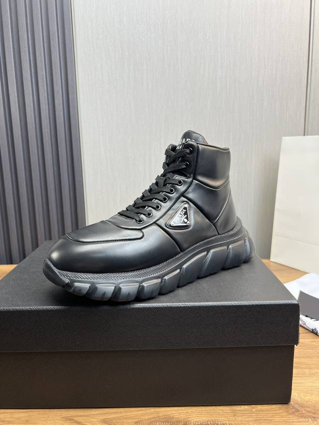 Factory price Prada new men's leather high top casual sports shoes adopt imported smooth calf leather upper with delicate, soft and glossy leather texture, classic triangular enamel metal logo embellishment, side sports shoes, low top lace up style f