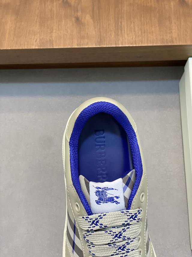 Burberry's new warhorse plaid casual sports shoes, brand new terrace casual sports shoes, Burberry's classic original super comfortable shoes, knight blue non slip sole, finally saw the latest diagonal plaid sports shoes. The color is really beautifu