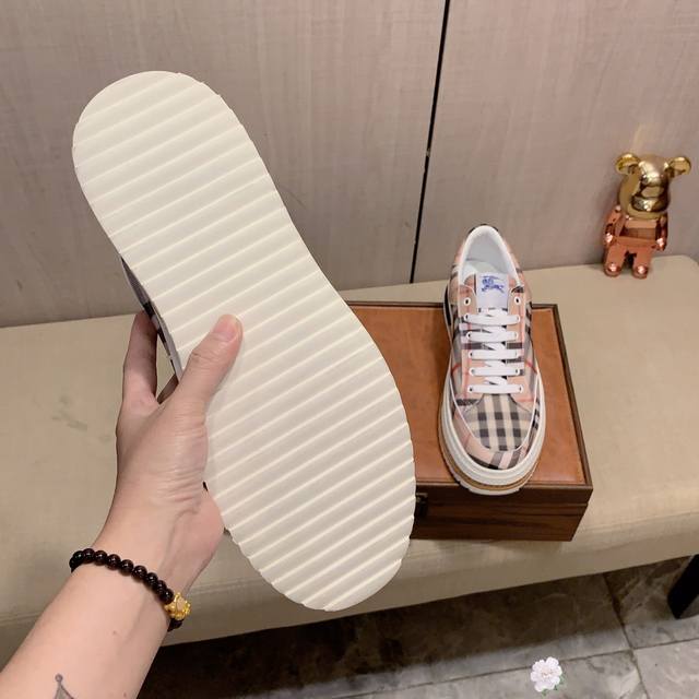 New: Factory price: Burberry's latest popular casual shoes, top brand luxury~purchasing agent, top quality~quality. The shoe upper is made of imported breathable cowhide with breathable sheepskin material, and the foot pads are finely crafted. Origin