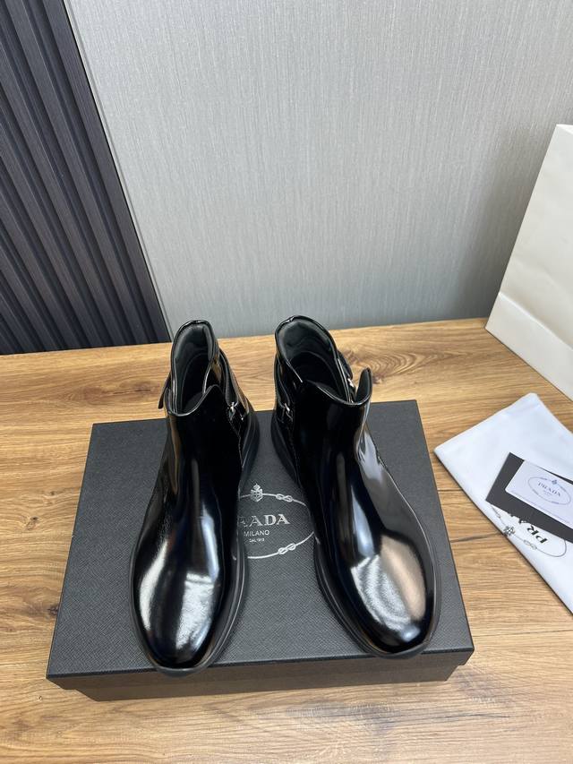 Factory Price Leather Prada * Men's Zhongbang Ankle Boots with Sleek Design, Short Boots Made in Dongguan Top Quality Goods. This leather boot is made of imported cowhide with open edges and shiny leather, with a simple and innovative style. The leat
