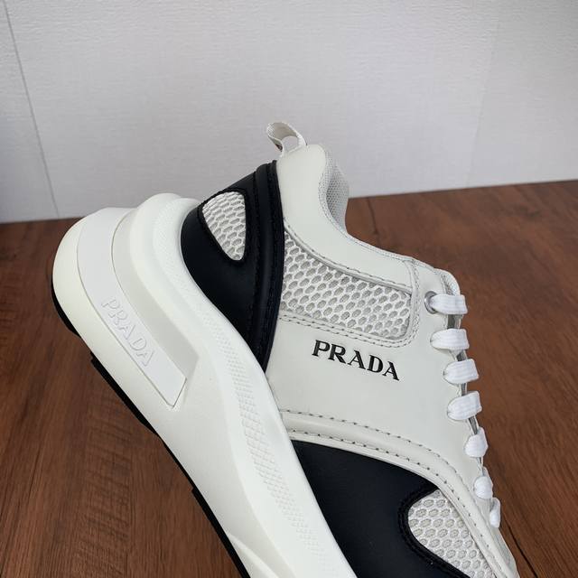 Prada men's leather mesh casual sports shoes are a hot commodity in Dongguan! Adopting imported calf leather splicing fabric mesh upper, geometric segmentation, precision manufacturing, uniform stitching, clear leather texture, fashionable and genero
